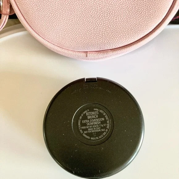 💄HP!💄LAST ONE! MAC Indulgent Glow Face Kit - Picture 6 of 14